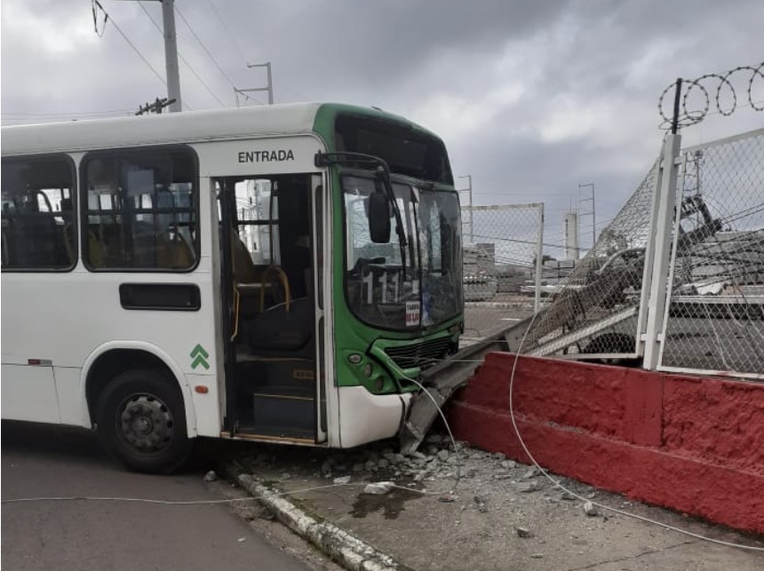 Ônibus perde freio e desgovernado destrói muro de empresa em Manaus