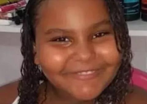 Bala perdida mata criança no sofá de casa