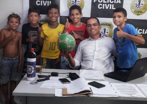 Crianças procuram delegacia após vizinha tomar bola