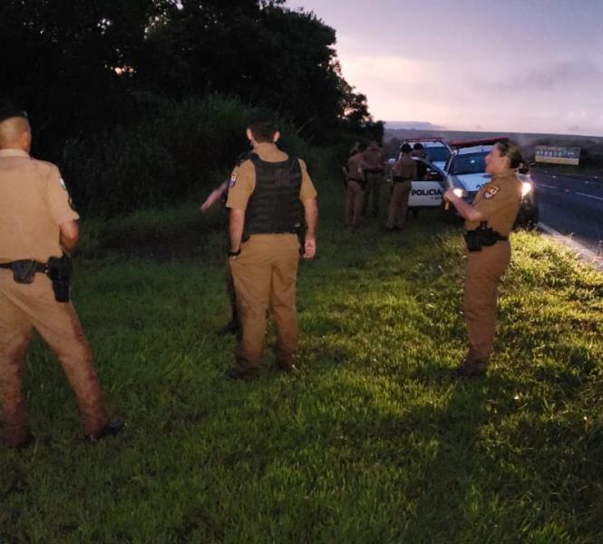 Policial é atacado por enxame de abelhas enquanto perseguia ladrão de moto