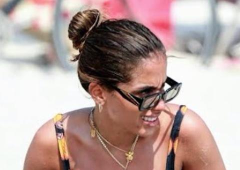 Em fotos sem edição, Anitta é flagrada na praia com bumbum empinado de fio-dental