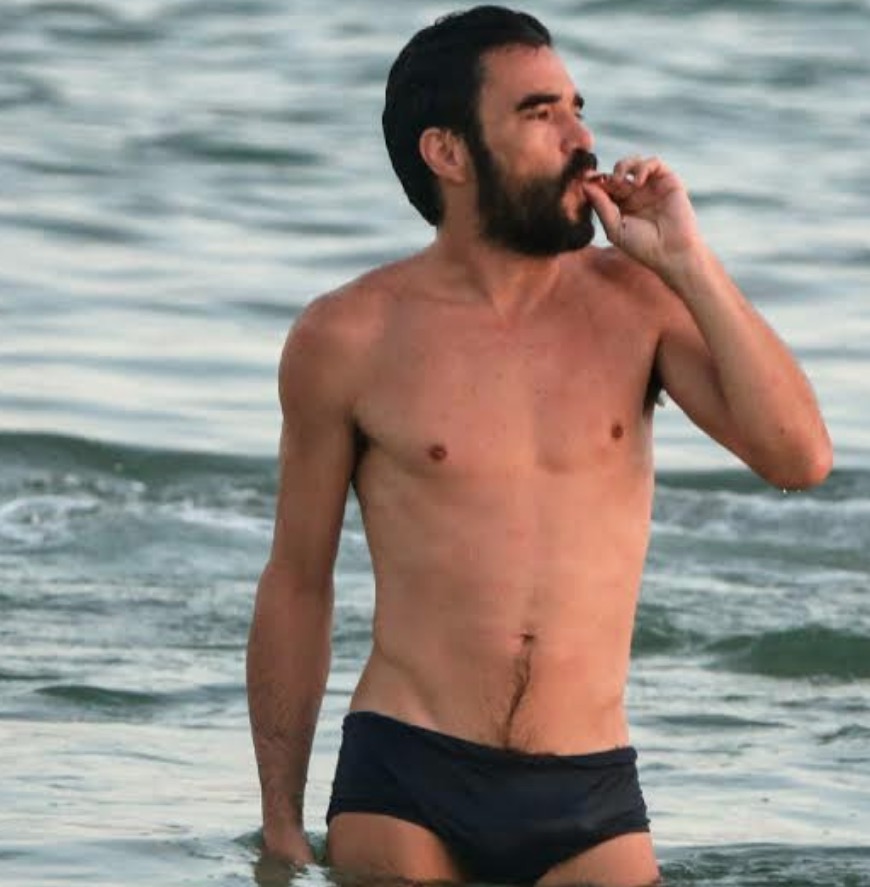 Na praia com namorada, Caio Blat é flagrado com 'volume' em sunga  