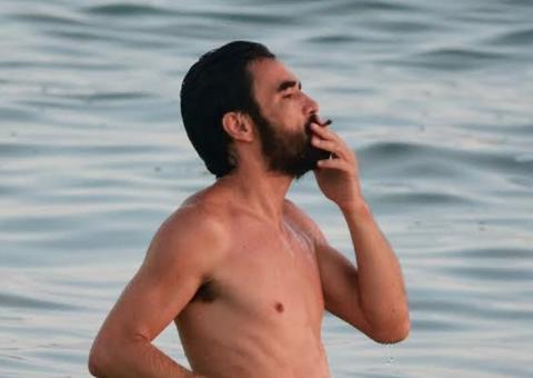 Na praia com namorada, Caio Blat é flagrado com 'volume' em sunga  