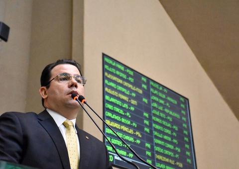 Wilker aciona TCE pedindo que governador devolva 'supersalário' aos cofres públicos