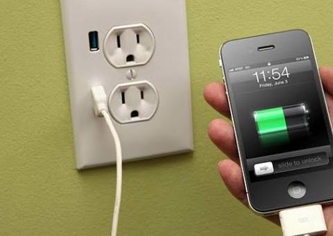 Mulher morre após sofrer descarga elétrica ao usar celular na tomada em dia de chuva