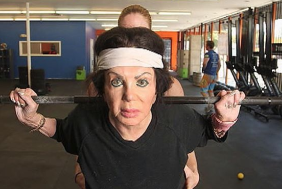 Aos 98, mãe de Sylvester Stallone faz sucesso levantando pesos e mostrando nas redes sociais