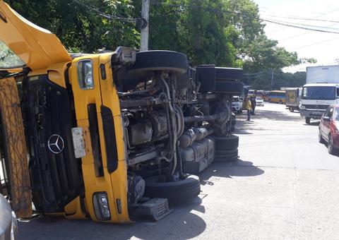 Em Manaus, carreta tomba no meio de avenida do Distrito Industrial