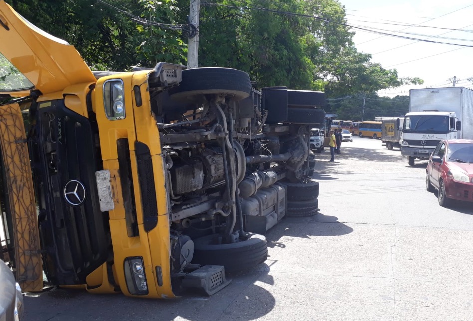 Em Manaus, carreta tomba no meio de avenida do Distrito Industrial