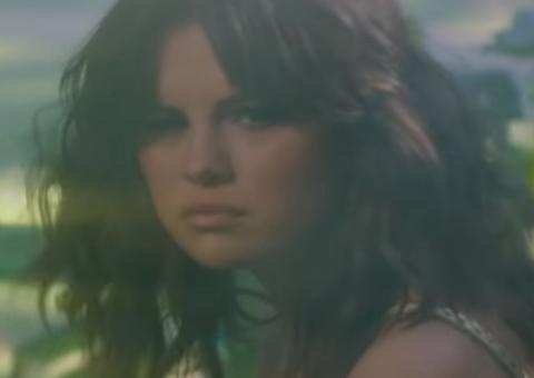 Selena Gomez aparece com vestido de estilista brasileira em novo clipe de 'Rare'