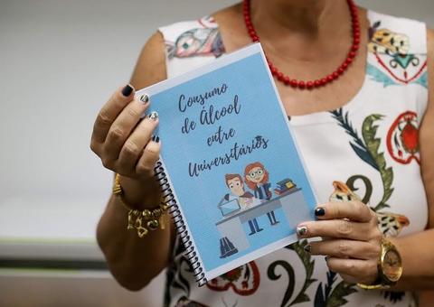 Cartilha feita por estudantes do Amazonas alerta sobre consumo de álcool entre universitários 
