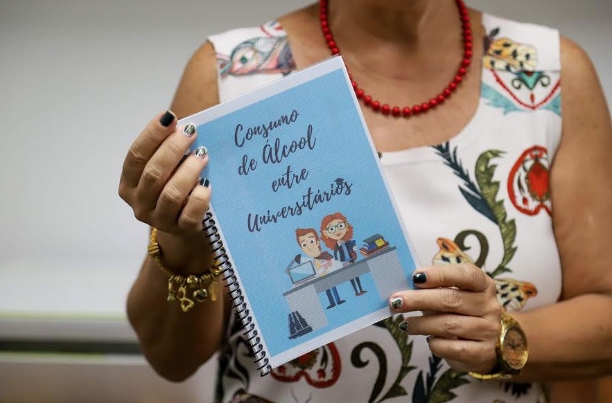 Cartilha feita por estudantes do Amazonas alerta sobre consumo de álcool entre universitários 