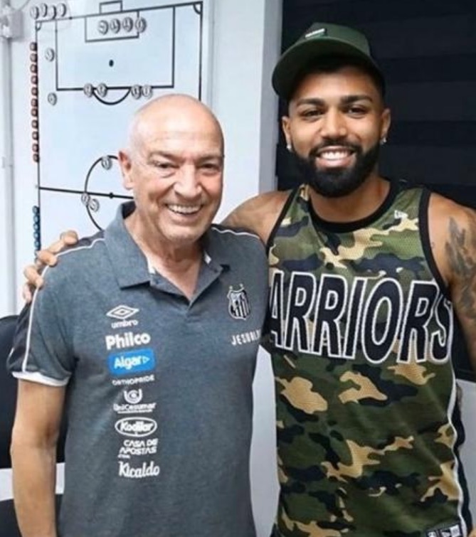 Gabigol posta foto com técnico do Santos, e torcedores do Fla reclamam