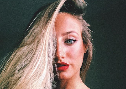 Bruna Griphao sensualiza de biquini fio-dental branco de joelhos em praia