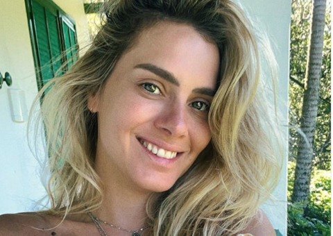 Carolina Dieckmann canta no Caldeirão do Huck e é criticada na web: 'cante no banheiro'