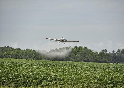 Homens encapuzados fazem seis pessoas reféns e roubam avião