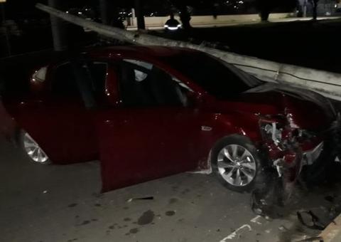 Em Manaus, carro desgovernado invade calçada e 'arranca' poste na frente de delegacia