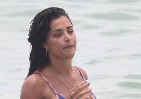 Tá quente! Aline Riscado coloca corpão para jogo em dia de praia 