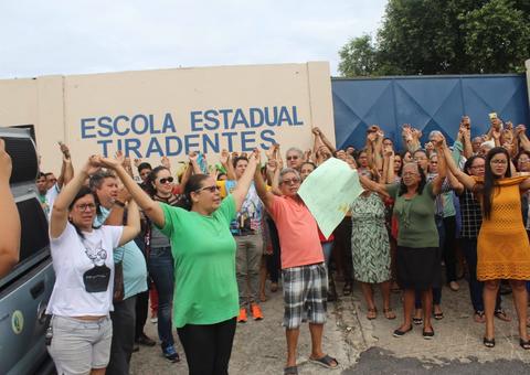 Pais fazem manifestação e 'abração' para impedir transferência de alunos de escola em Manaus