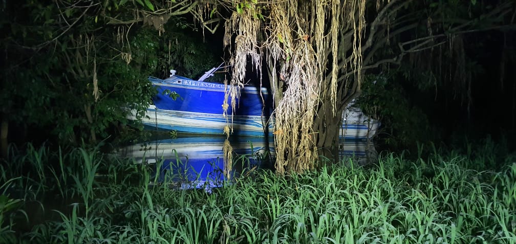 No Amazonas, trio envolvido em roubo de lancha é preso enquanto adulterava o transporte