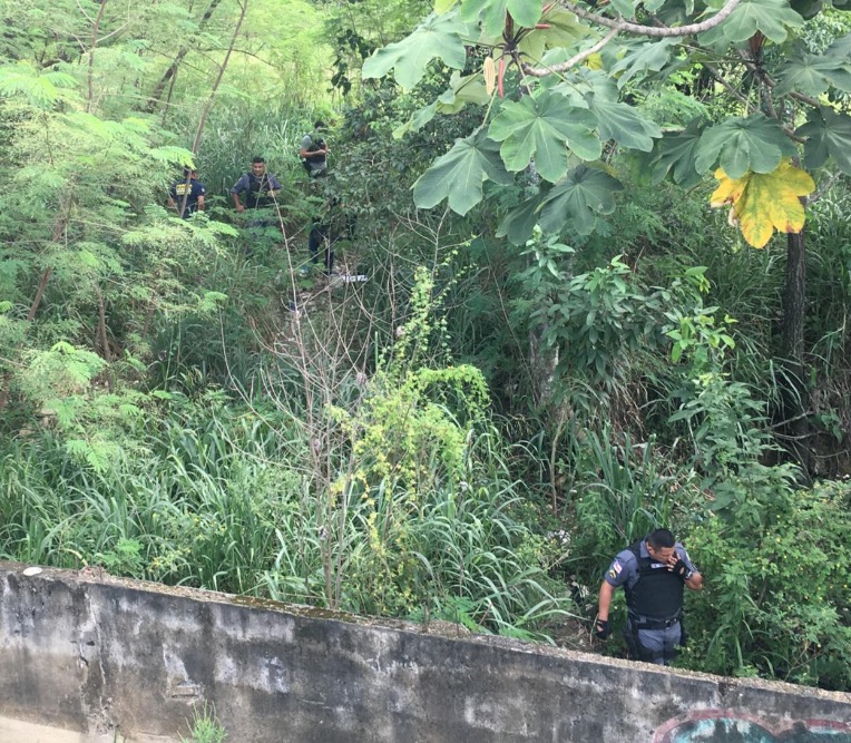 Populares encontram corpo de homem desovado debaixo de ponte em Manaus
