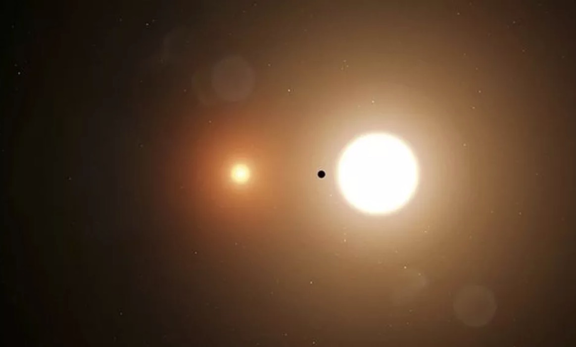 Estagiário descobre planeta com 2 sóis em seu terceiro dia na Nasa