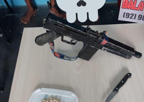 Homem com tornozeleira eletrônica é preso com metralhadora e drogas em Manaus