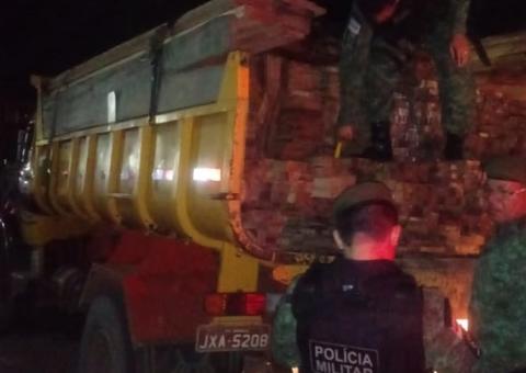 Caçamba com madeira clandestina é apreendida no Amazonas