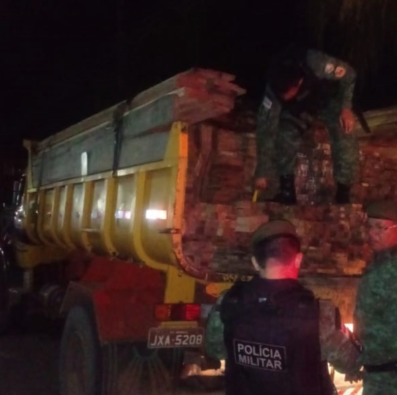 Caçamba com madeira clandestina é apreendida no Amazonas