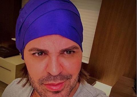 Eduardo Costa posta foto sugerindo sexo a três em rede social e vira piada