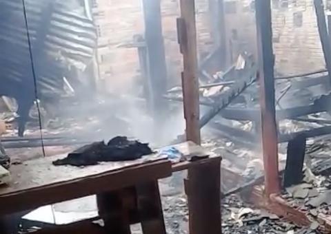 No Amazonas, filho queima a casa da própria mãe e revolta moradores