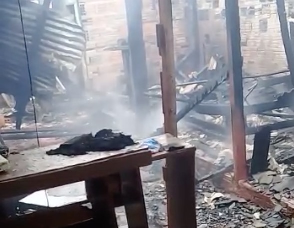 No Amazonas, filho queima a casa da própria mãe e revolta moradores