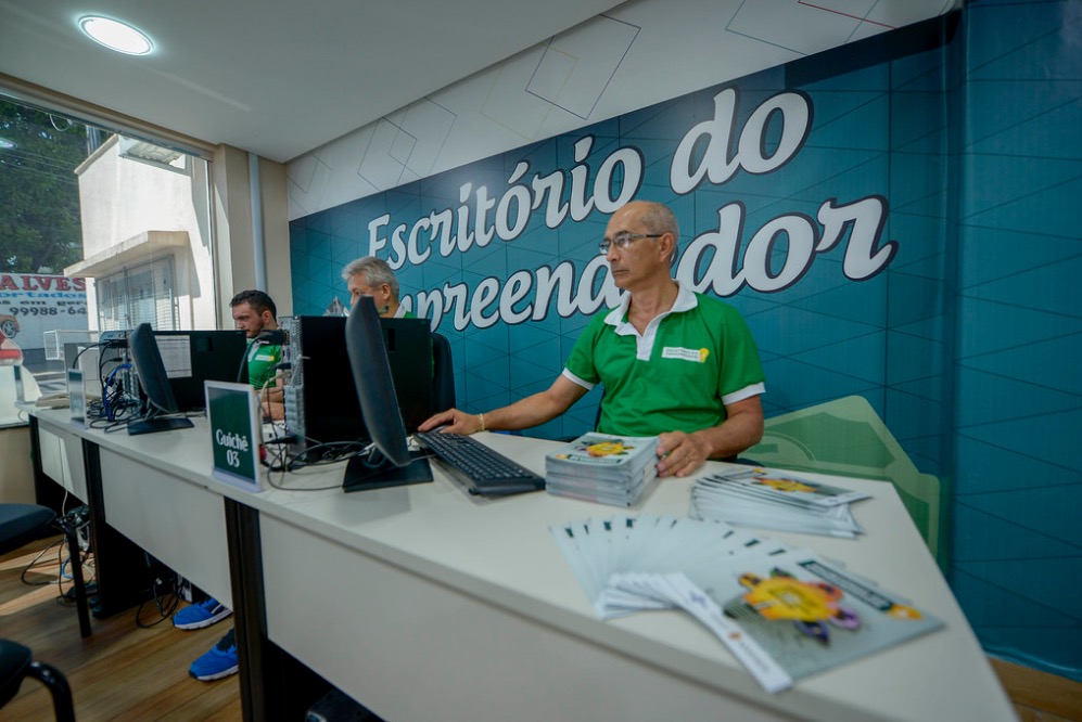 Escritório do Empreendedor em Manaus recebe MEIs para declaração anual de faturamento