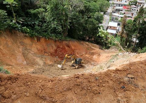 Queda de barranco no Santa Etelvina está contida, diz Prefeitura de Manaus