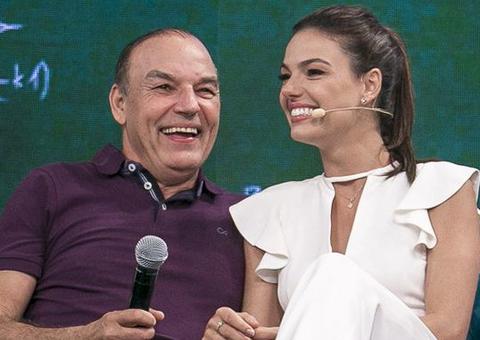 Visivelmente abalada, Isis Valverde comparece ao velório do pai 