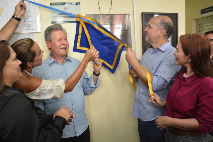 Prefeito entrega UBS revitalizada em bairro da zona Norte de Manaus