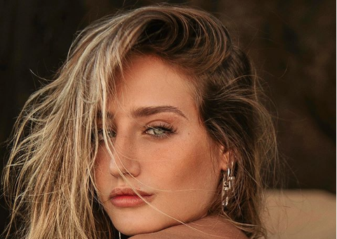 De fio-dental rosa neon, Bruna Griphao rebola com bumbum enorme em bloco