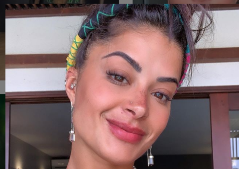 Aline Riscado posa de shortinho e exibe barriga trincada