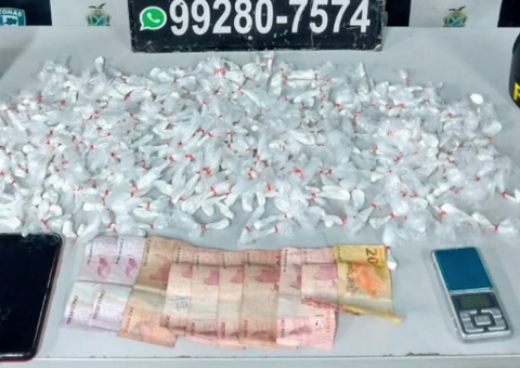 Suspeita é surpreendida por PMs e é presa com drogas em Manaus
