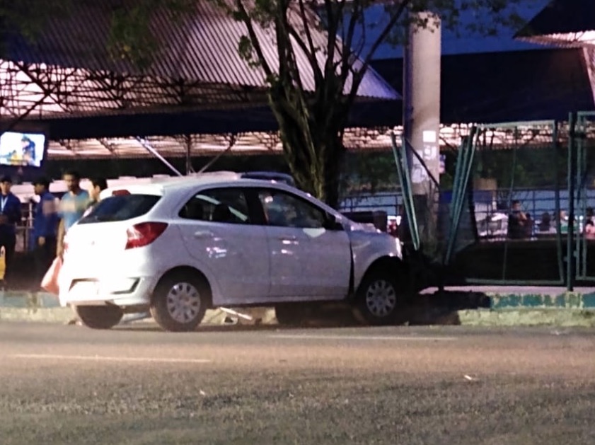 Em Manaus, carro perde controle e se choca com grade do T4 