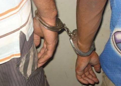 Dupla assalta passageiros, mas acaba presa dentro de ônibus em Manaus