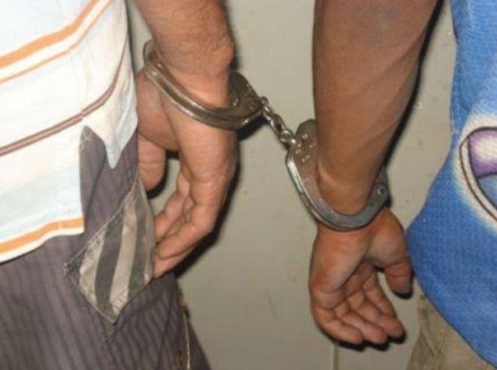 Dupla assalta passageiros, mas acaba presa dentro de ônibus em Manaus