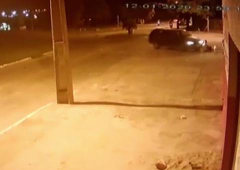 Vídeo chocante mostra motorista atropelando crianças em calçada 