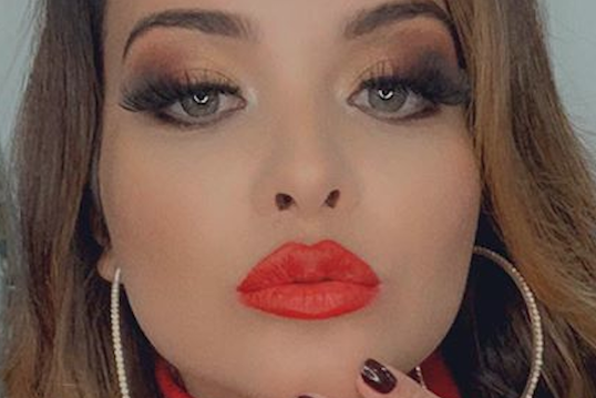 Seminua, Geisy Arruda posta foto acariciando bumbum gigante 