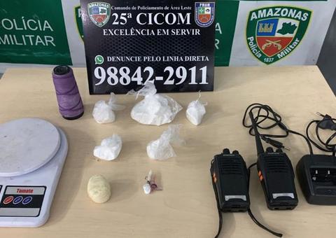 Com rádios comunicadores e drogas escondidos no forro de casa, homem é preso em Manaus