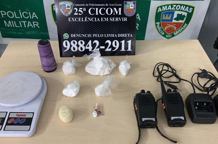 Com rádios comunicadores e drogas escondidos no forro de casa, homem é preso em Manaus