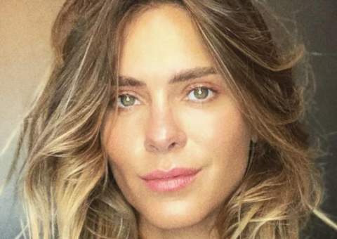 Carolina Dieckmann posta foto de quando tinha 13 anos e choca fãs: ‘Parou no tempo'