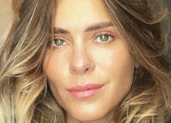 Carolina Dieckmann posta foto de quando tinha 13 anos e choca fãs: ‘Parou no tempo'