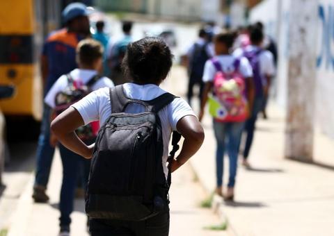 Mochilas pesadas na infância podem acarretar problemas na fase adulta