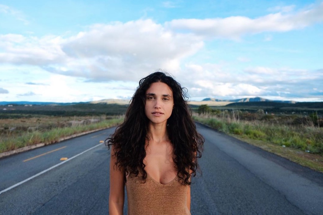 Débora Nascimento posta foto de biquíni com corpão natural e é exaltada na internet