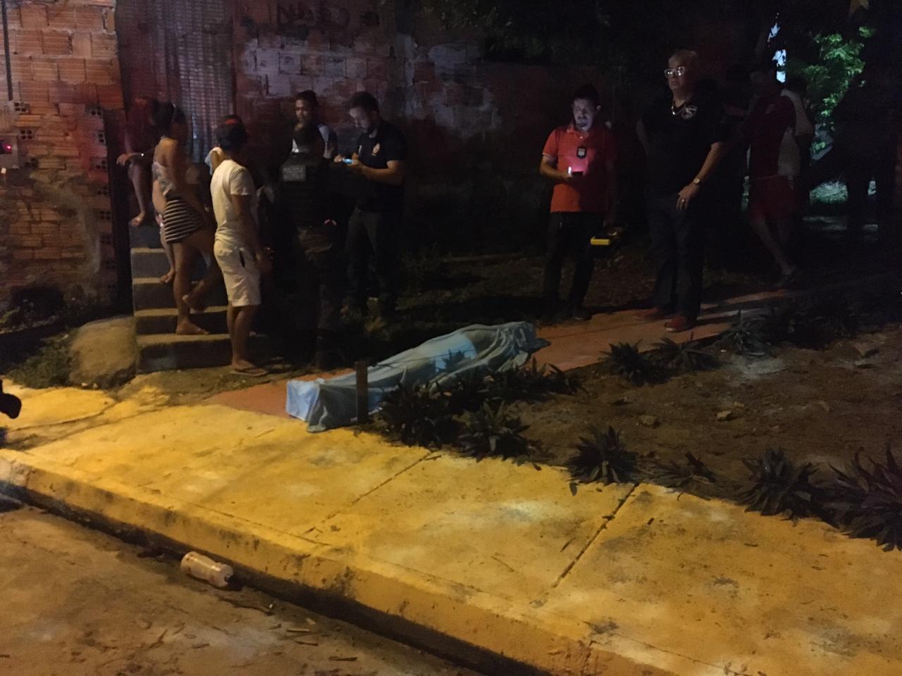 Adolescente é morto a tiro e arrastado em comunidade de Manaus